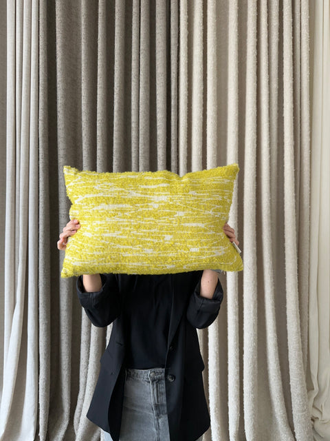 Cushion 03/ Prydnadskudde i gul ullbouclé och lin, 40x60 cm av Moshi Studios