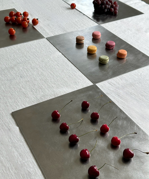 Set of 2: Moshi Metal Placemats / Brushed Steel / 30x40 cm