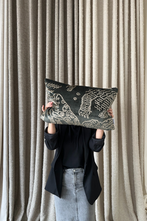 Cushion 12 / Prydnadskudde Sammet, Mörkgrön, 40x60 cm av Moshi Studios