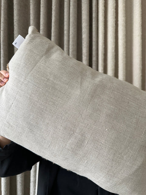 Cushion 05/ Prydnadskudde i brun ullbouclé och linne, 40x60 cm av Moshi Studios