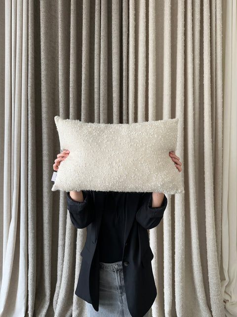 Cushion 06 / Prydnadskudde i ullbouclé och linne, offwhite, 40x60 cm av Moshi Studios