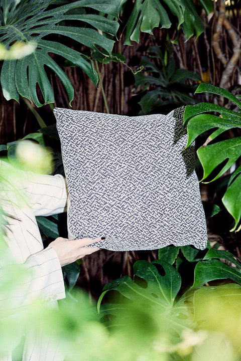Cushion 17 / Outdoor+Indoor / Bouclékudde / Svart+Vit / 50x50 cm
