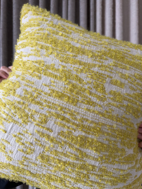 Cushion 04/ Prydnadskudde i ullbouclé och linne, gul, 50x50 cm av Moshi Studios
