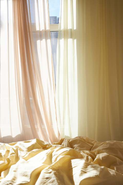 BestÀll ett prov pÄ vÄr allra tunnaste mÄttbestÀllda gardin. Den slÀpper in och mjukar upp ljuset samtidigt som den skÀrmar av direkt solljus, vÀrme och insyn. FlamsÀker fiber i 100% Ätervinningsbar polyester. PÄ bilden ser du en hÀrlig kombination i fÀrgen Nude och Yellow. SkrÀddarsys för hand efter dina mÄtt i Moshi Studios ateljé i Göteborg.