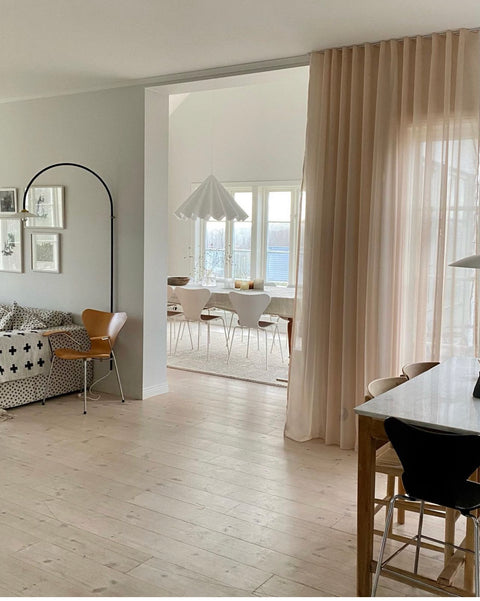 Beställ ett prov på vår allra tunnaste måttbeställda gardin. Den släpper in och mjukar upp ljuset samtidigt som den skärmar av direkt solljus, värme och insyn. Flamsäker fiber i 100% återvinningsbar polyester. På bilden ser du gardinen i färgen NudeSkräddarsys för hand efter dina mått i Moshi Studios ateljé i Göteborg.