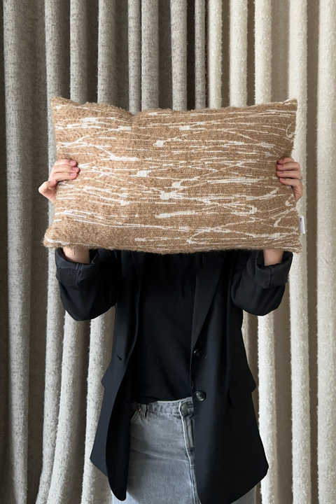 Cushion 01/ Prydnadskudde i brun ullbouclé och lin, 40x60 cm från Moshi Studios