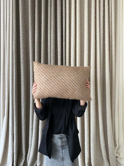 Cushion 05/ Prydnadskudde i brun ullbouclé och linne, 40x60 cm av Moshi Studios
