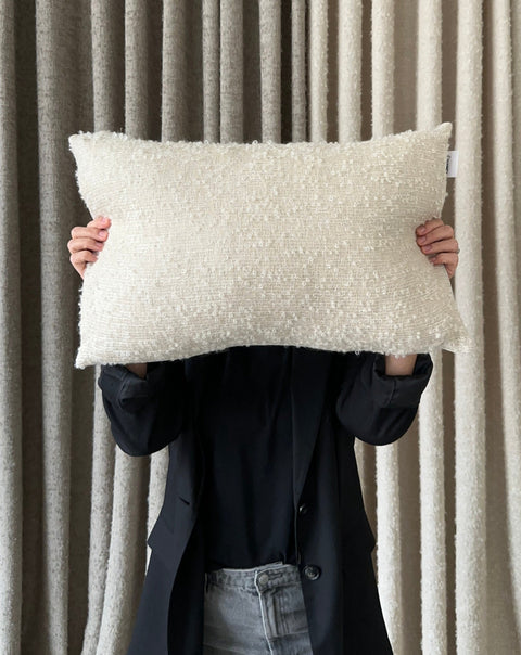 Cushion 06 / Prydnadskudde i ullbouclé och linne, offwhite, 40x60 cm av Moshi Studios
