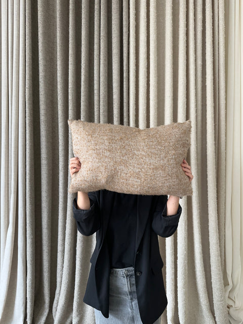 Cushion 08 / Prydnadskudde i ullbouclé och linne, brun, 40x60 cm av Moshi Studios