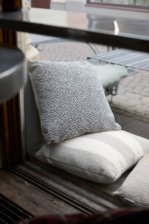 Cushion 17 / Outdoor+Indoor / Bouclékudde / Svart+Vit / 50x50 cm